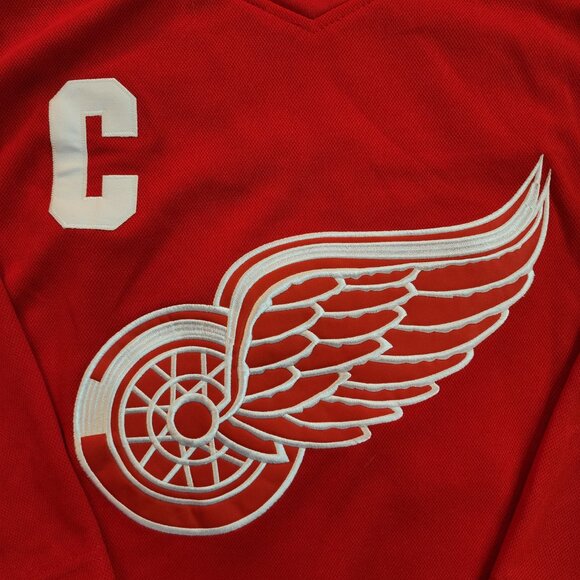 Detroit Red Wings Steve Yzerman #19 Adidas jersey. Tackle Twill. Size 52. - Picture 6 of 8